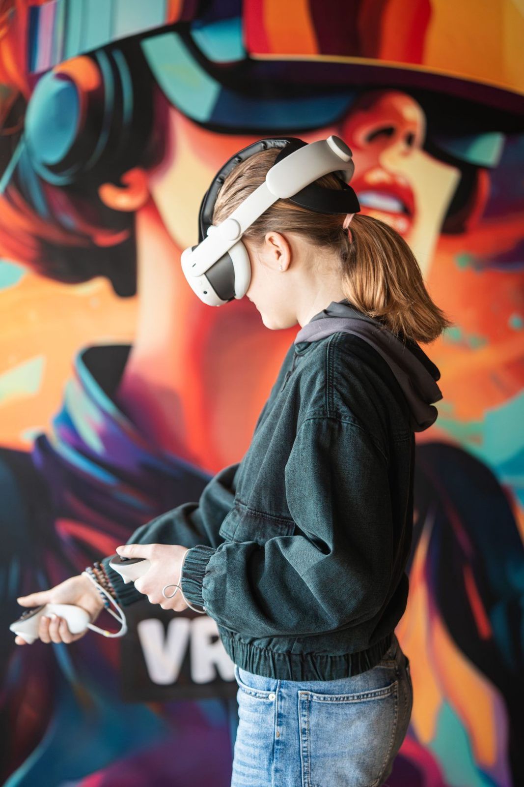 Spielerin mit VR-Brille